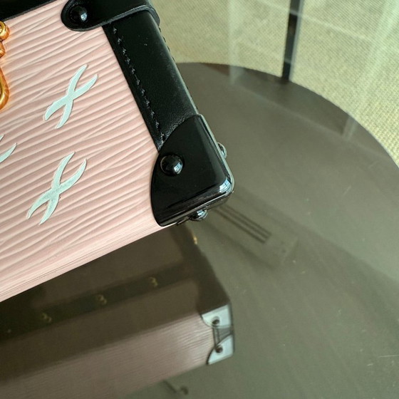 Image 1 of LOUIS VUITTON PETITE MALLE - SAC BANDOULIÈRE EPI ROSE CLAIR AVEC FERMOIRS DORÉS