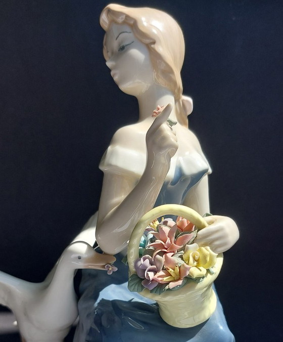Image 1 of Large porcelain figurine: Lady with a goose and basket of flowers