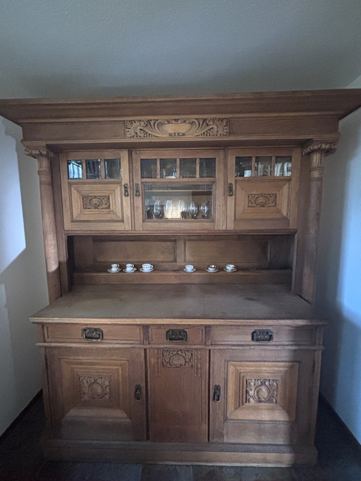 Oude dressoirkast voor de woonkamer