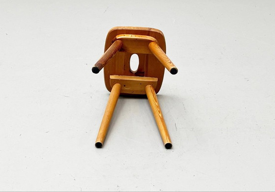 Image 1 of Zwitserse houten vierpootkruk gemaakt van dennenhout