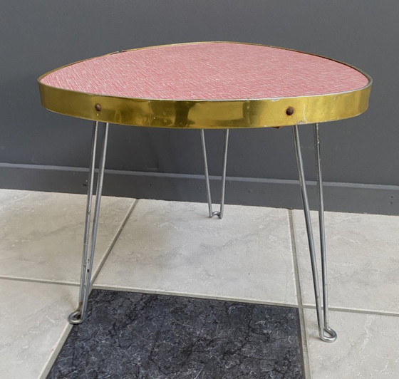 Image 1 of rot-weißer dreieckiger Blumentisch aus den 1960er Jahren (sieht rosa aus)