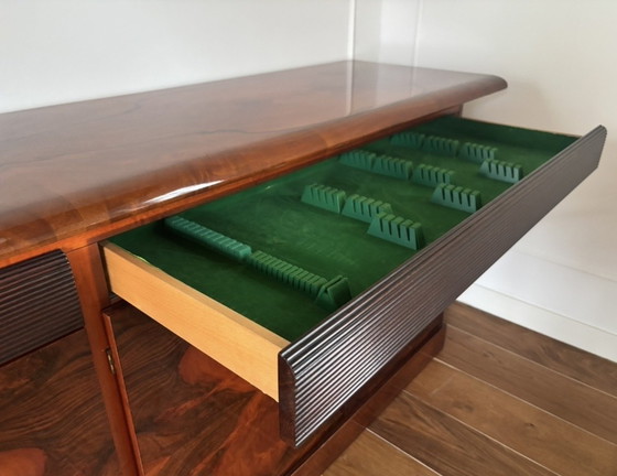 Image 1 of Aparador de lujo de mediados de siglo, hecho a mano en nogal veteado.