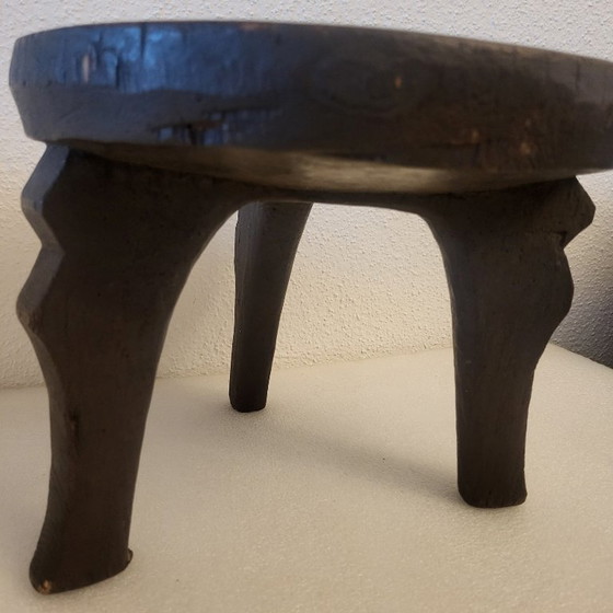 Afrikaanse Tripod Krukjes, brutalistische/wasi sabi stijl – Hout (photo 3 of 10)