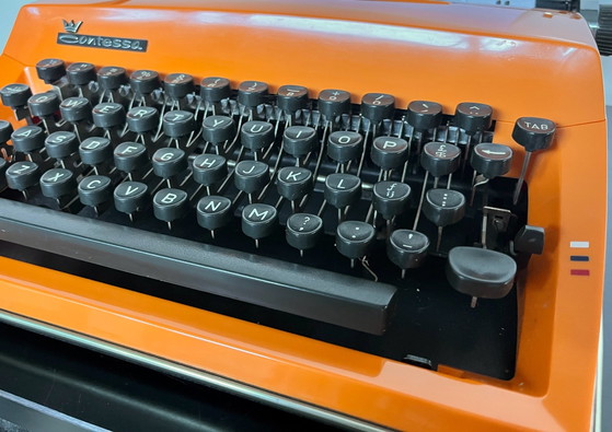Orange Adler Contessa de Luxe Typewriter – Decorative Objects, Metal, Plastic (photo 7 of 15)