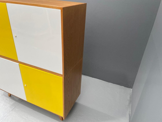 Image 1 of Armoire U-450 en placage de chêne, variante jaune et blanche, Jiří Jiroutek pour Interiér Praha, années 1960