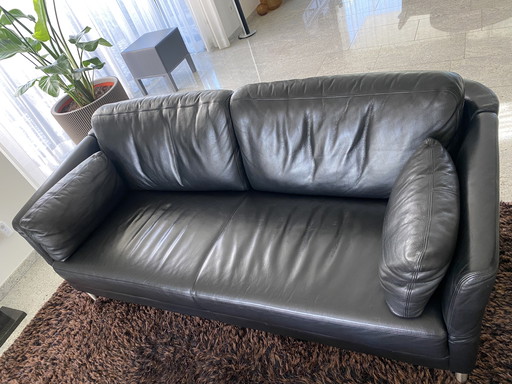 Sofá fresco y atemporal de Nimbus 184 cm negro con 2 cojines de brazos y patas ajustables en cromo cepillado en cuero especial