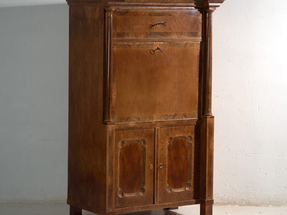 Antico secretaire Biedermeier in legno di noce – Austria, circa 1840 – Scrivanie, Brass (photo 2 of 40)