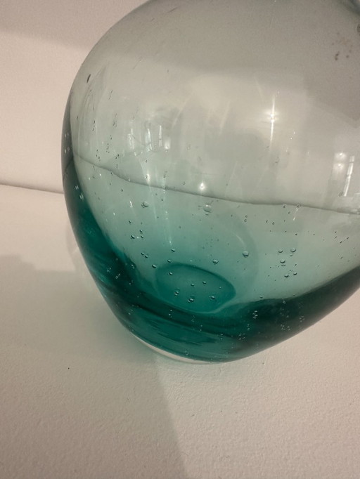 Vase en verre soufflé bleu – Artisanat et légèreté