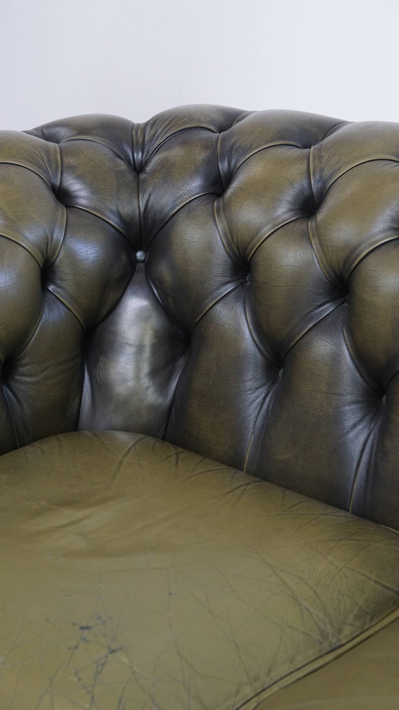 Image 1 of Grünes Vintage English Leder Chesterfield 2-Sitzer Sofa