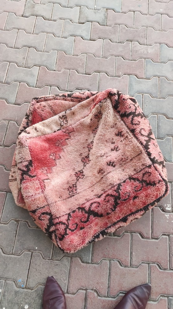 Image 1 of Handgemaakte poefs van vintage Marokkaanse tapijten – €120 per stuk