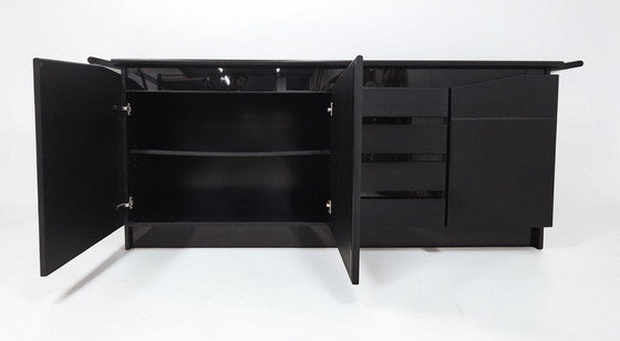 Image 1 of Credenza postmoderna nera lucida: una dichiarazione di stile.