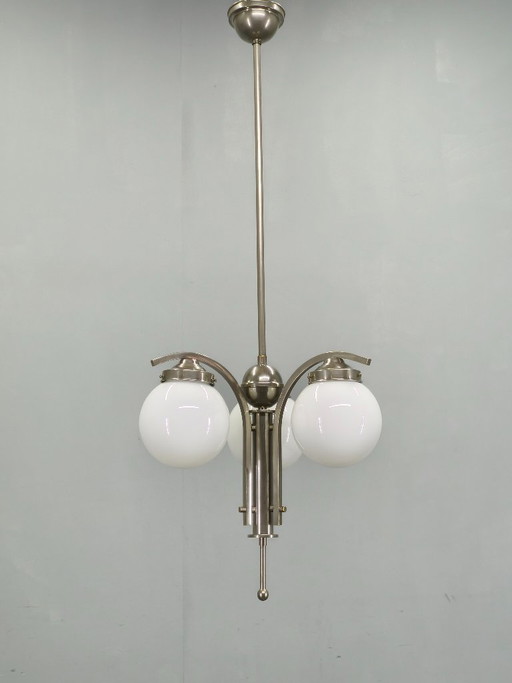 Art Deco kroonluchter uit de jaren 30 van nikkel met opaalglazen bollen.