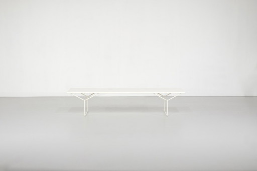 Panca "400" in legno bianco di Harry Bertoia per Knoll International.