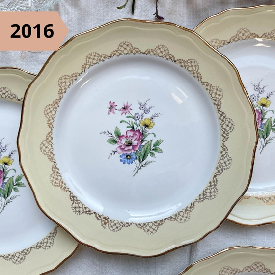 Piatto piano vintage in maiolica floreale, venduto singolarmente – Stoviglie, Retro (photo 6 of 20)