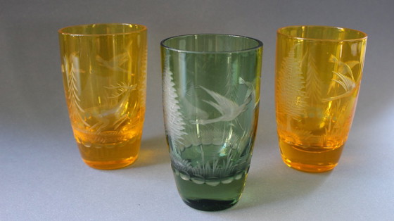 Image 1 of 3 alte antike farbige kleine Wassergläser mit geschliffenen/geätzten Waldmotiven