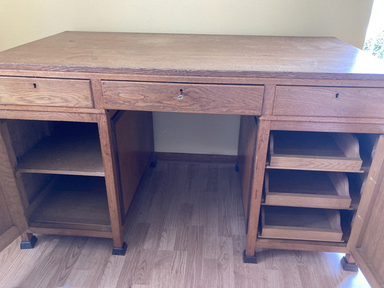 Image 1 of Escritorio de roble macizo con silla a juego.