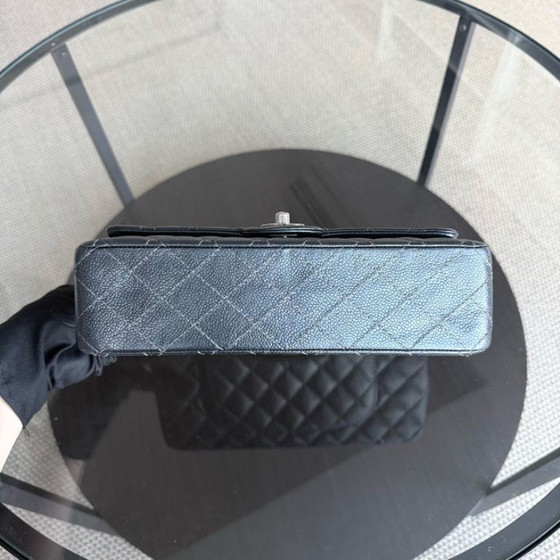 Image 1 of Chanel Classic Flap Medium - Caviar 25cm Gewatteerd generfd kalfsleer Donkergrijs Zilverkleurige hardware Serie 20