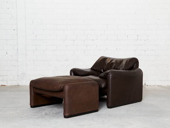 Image 1 of Maralunga-Loungesessel und passender Hocker aus Leder von Vico Magistretti für Cassina, 1980er Jahre, 2er-Set