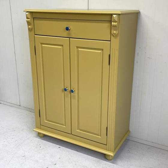 Image 1 of Mädchenkleiderschrank neu gestalten, ockergelb & neuer Kleiderschrank mit Knöpfen