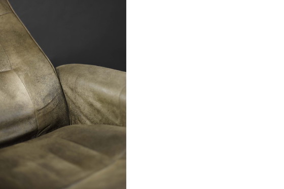 Image 1 of Chaise pivotante et ottomane marron vintage du milieu du siècle danois moderne, années 1960, lot de 2