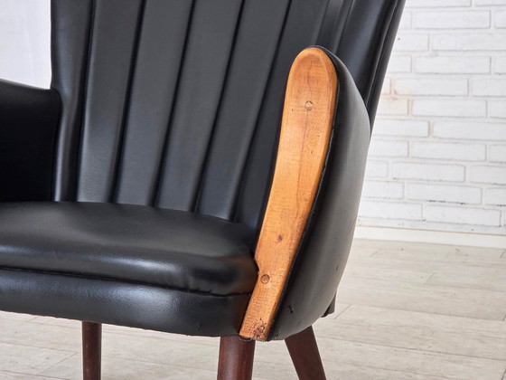 Image 1 of Años 70, diseño danés de Svend Skipper, sillón, modelo "Teddy", cuero artificial, madera de teca.