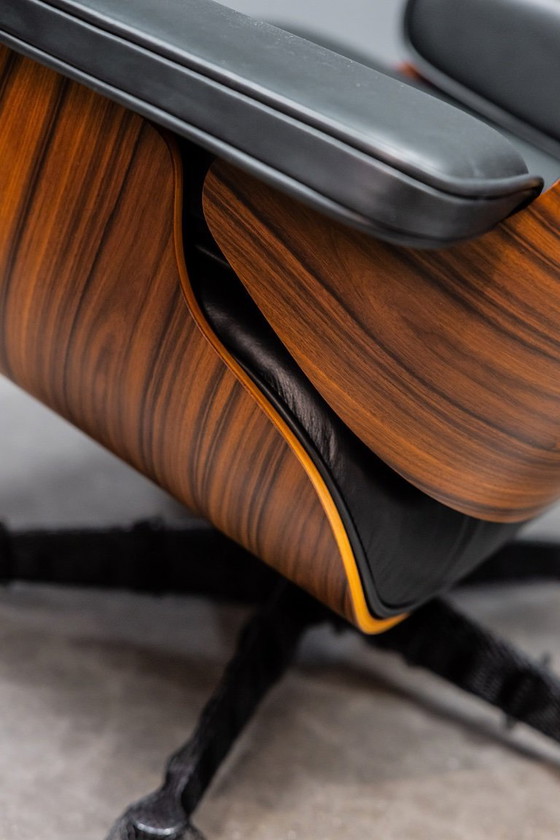 Image 1 of Eames loungestoel + voetenbank "jubileumeditie"