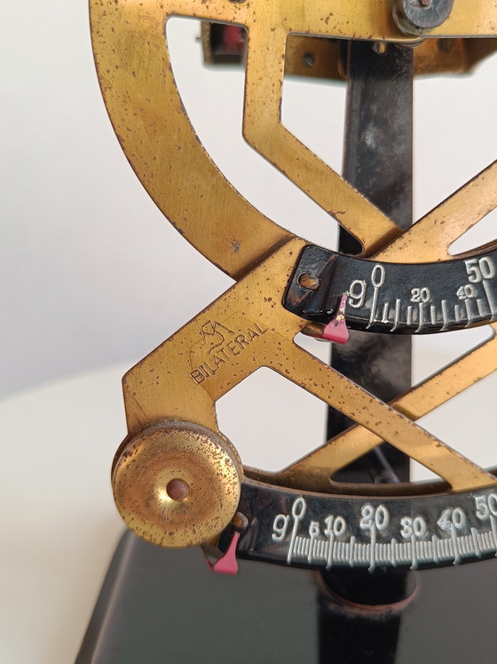 Image 1 of Escala de letras holandesa antigua “bilateral”, latón y esmalte, años 40-50.