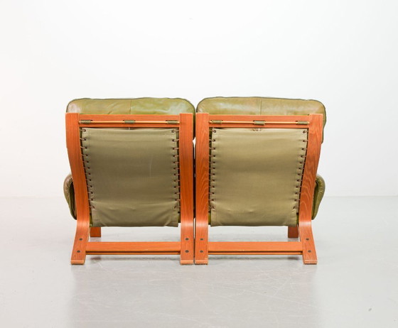 Image 1 of Comodísimo sofá lounge Rybo Rykken de dos plazas en cuero verde oliva de estilo escandinavo, de Elsa y Nordahl Solheim, años 60.