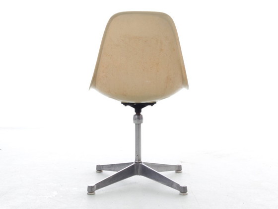 Image 1 of Suite aus 4 drehbaren Space Age-Stühlen. Bezug aus dem Original. Charles Eames - Herman Miller