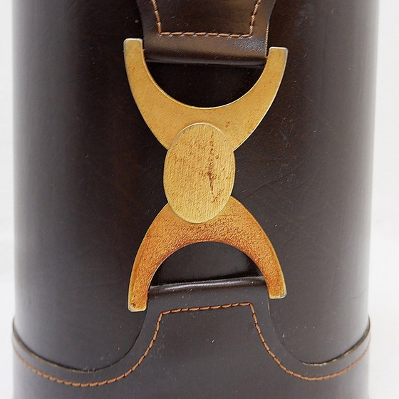 Image 1 of Papelera de cuero marrón con hebilla decorativa de latón.