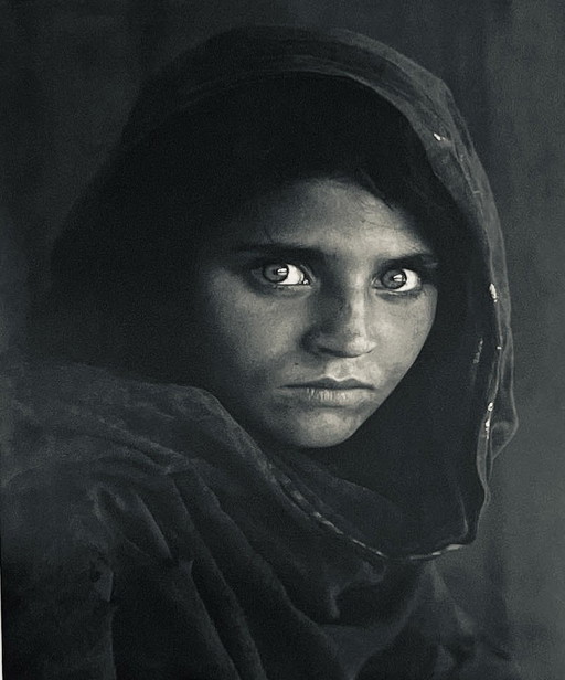 Retrato fotográfico de Sharbat Gula con soporte de metal