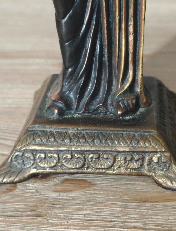 Image 1 of estatuilla femenina