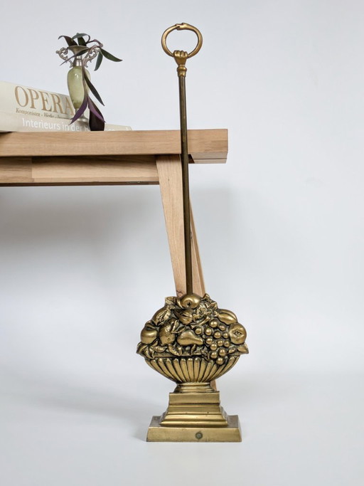 Vintage messing deurstopper met fruitmandgreep in Victoriaanse antieke stijl