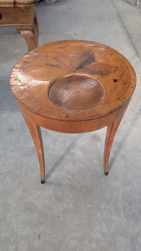 Image 1 of Tavolino di forma tonda, lastronato in noce, avec gambe a sciabola