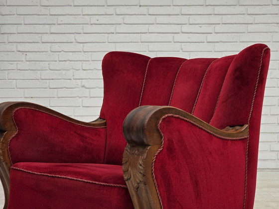 Image 1 of Deense relaxfauteuil uit de jaren 50, bekleed met velours en gesneden eikenhout.