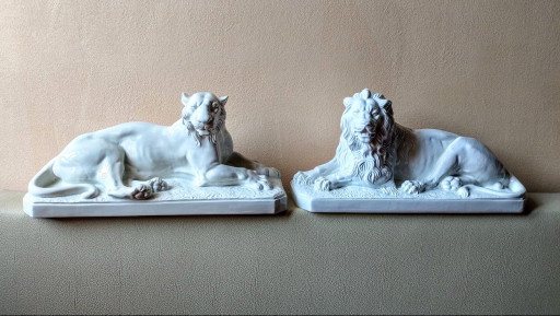 Zeldzaam Paar Witte Keramische Leeuw Sculpturen Mottahedeh Design Italy