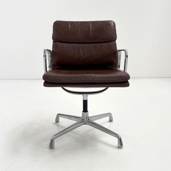 Image 1 of Bruine leren EA208 Softpad bureaustoel van C. & R. Eames voor Herman Miller, jaren 70.