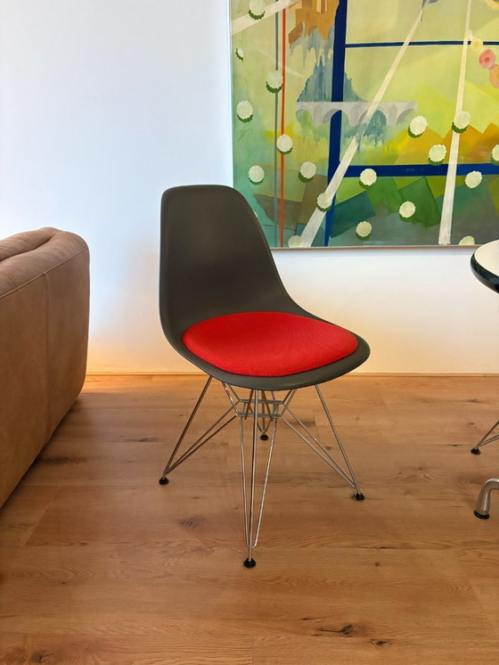 Image 1 of 3x vitra eames eetkamer stoelen