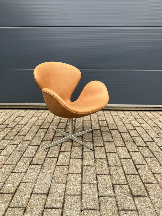 Image 1 of Original Vintage Fritz Hansen Swan Chair From 01-1975 in Beautiful Vintage Camel-Cognac Leather. In New Condition!!!