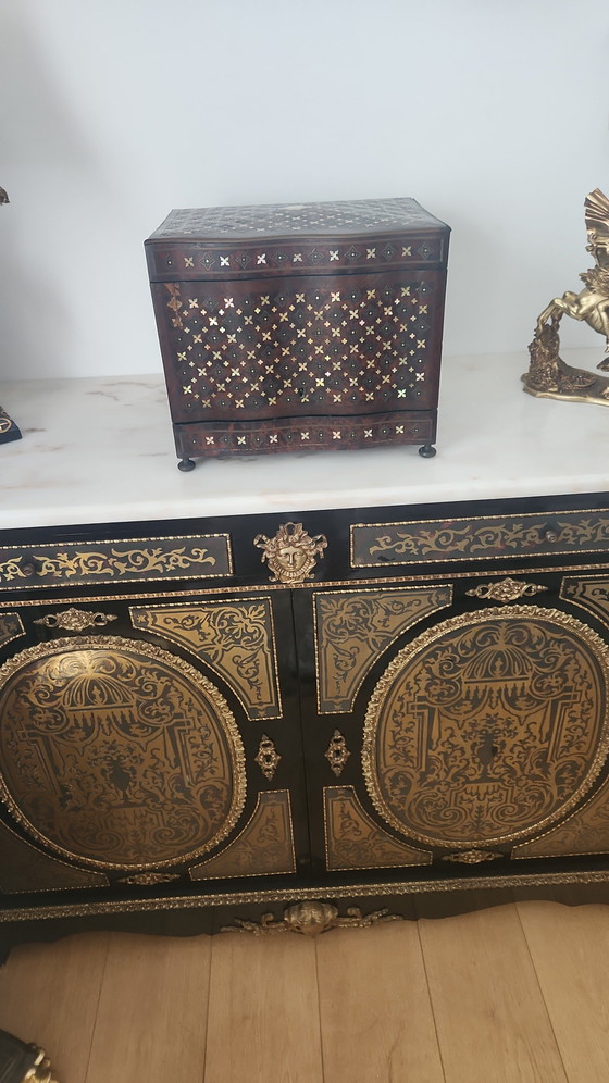 Image 1 of Preciosa caja de licores estilo Napoleón III con incrustaciones de nácar y latón.