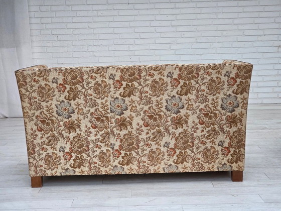 Image 1 of Dänisches 2-Sitzer-Sofa aus den 1950er Jahren, beiger/brauner Möbelstoff, Eichenholz.