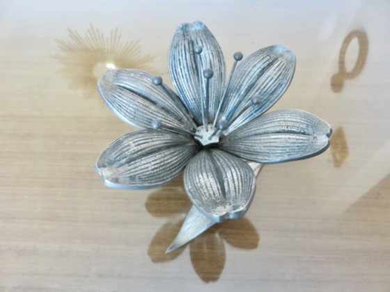 Set di 6 posacenere a forma di fiore, in bronzo argentato, Francia, circa 1960 o 1970 – Oggetti decorativi (photo 7 of 16)