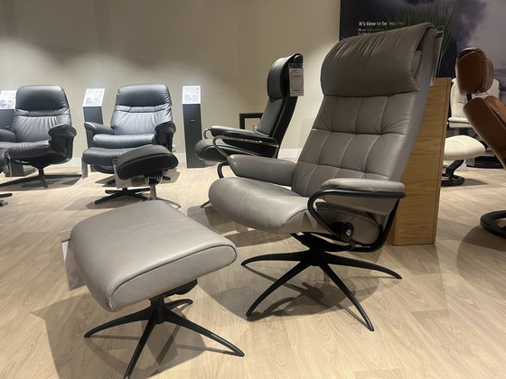 Image 1 of Poltrona relax Stressless London Highback M con pouf