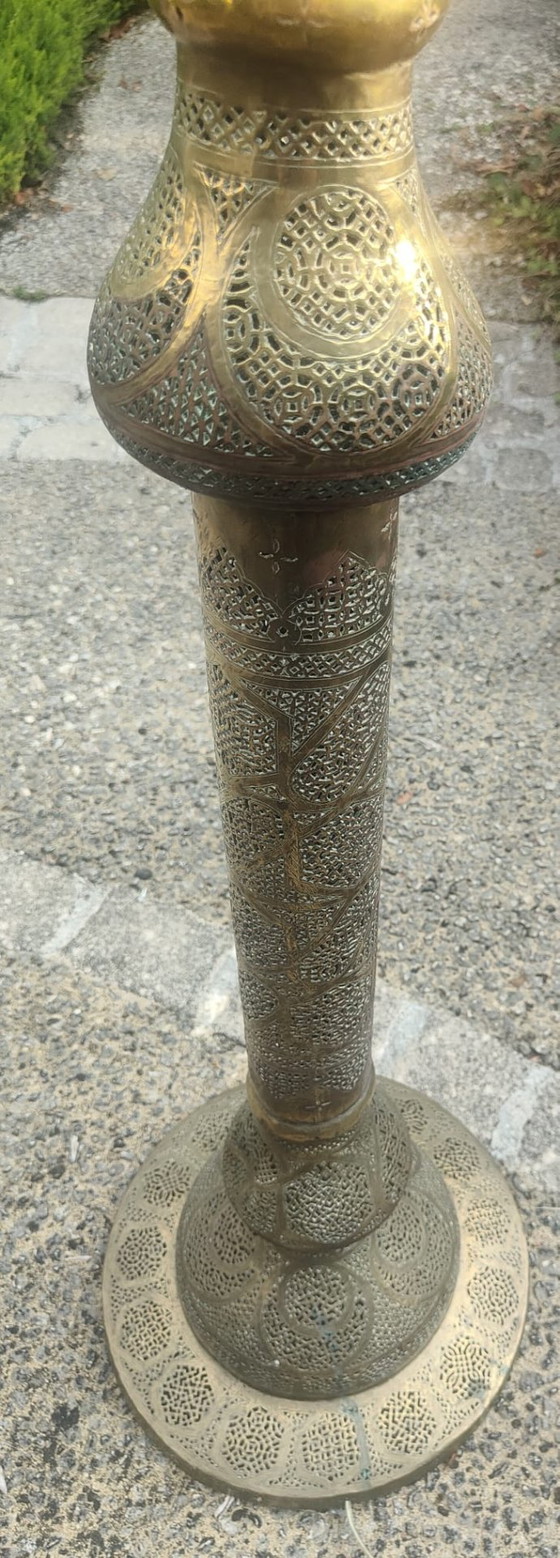 Image 1 of Lámpara de pie con base de metal dorado y cincelado.