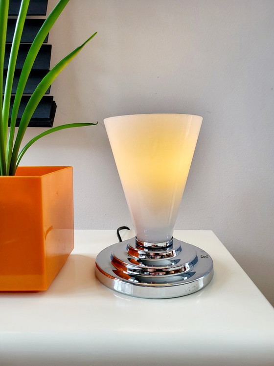 Image 1 of Lámpara de sobremesa con pantalla de cristal y base cromada