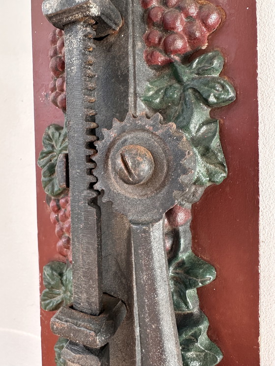 Image 1 of Ouvre-bouteille mural ancien en fonte à motif de raisin – style auberge (vers 1900)