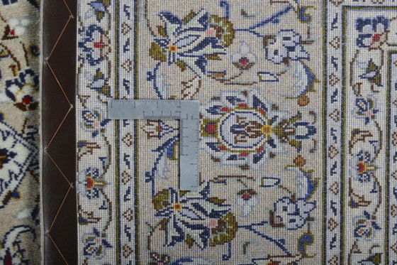 Image 1 of Tapis d'Orient Kashan noué à la main - 301 x 202 cm - Un classique finement travaillé avec un design floral