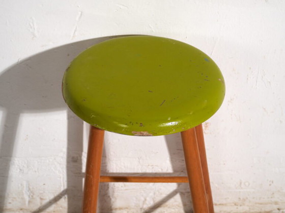 Taburete de madera antiguo con asiento redondo – Europa Central, c. 1950 – Rustic (photo 13 of 40)
