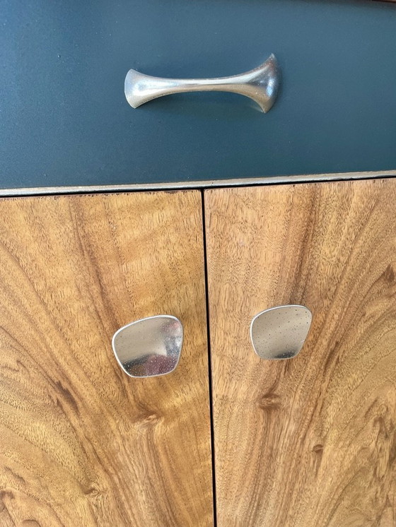 Image 1 of Ensemble de chambre à coucher remis à neuf, de style Mid Century - Noyer strié, Grachtengroen et accents argentés