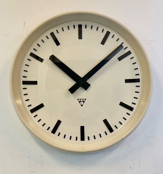 Image 1 of Grande orologio da parete industriale in bachelite di Pragotron, anni '60